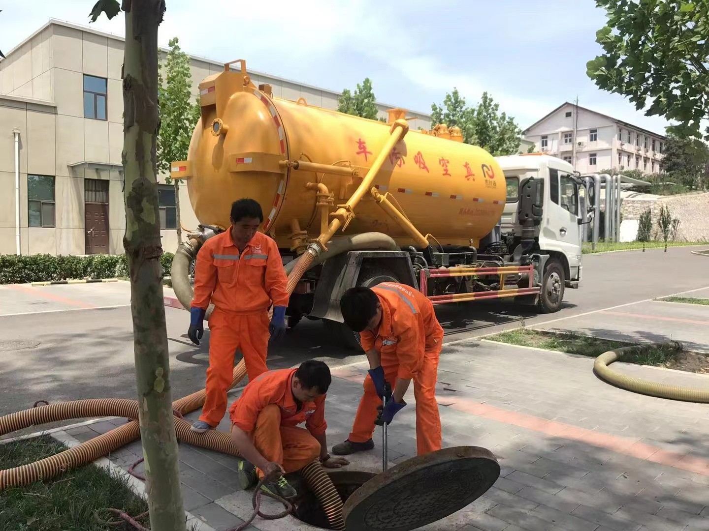 朗县管道疏通车停在窨井附近