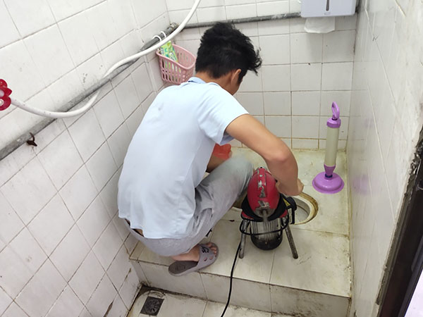 朗县肥皂掉到马桶里把马桶堵住了怎么办？马桶堵住了怎么办