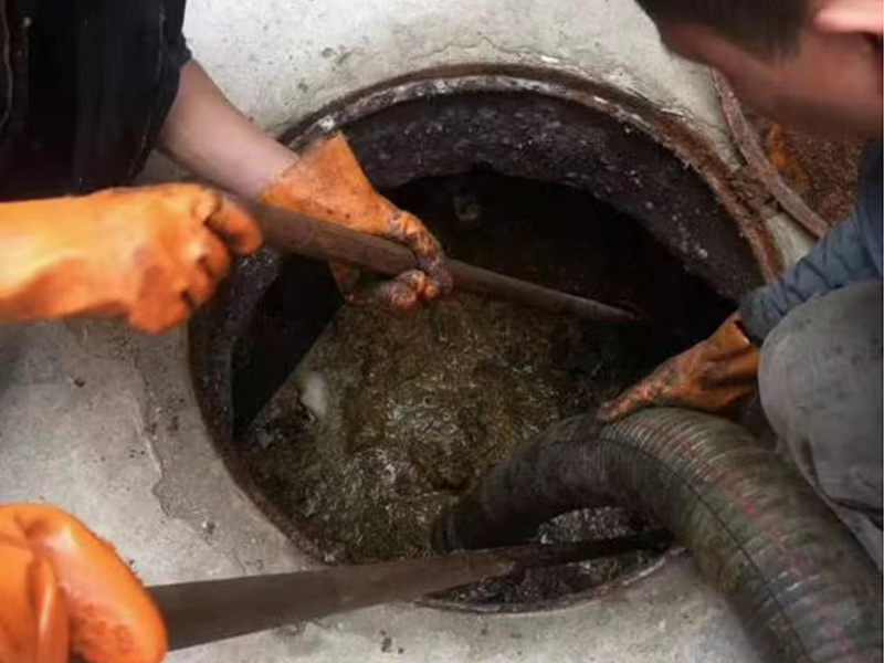 朗县清理化粪池时如何避免沼气的危害？